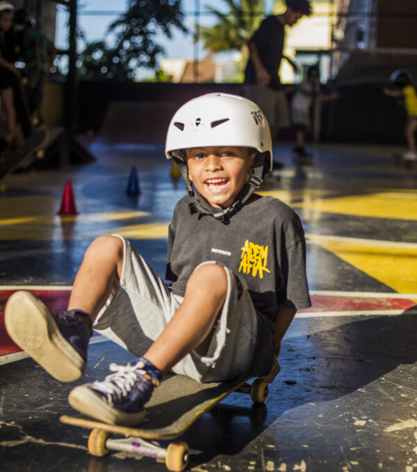 Aulas regulares de skate para crianças e adolescentes.